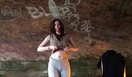 Slutty MILF не пропустил член муженка даже на мгновение