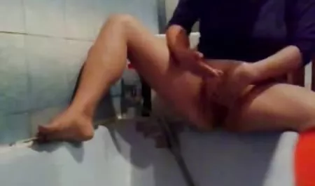 Азиатская шлюха глубоко трогает своего клиента
