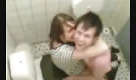 Блондинка MILF в латексной обертке