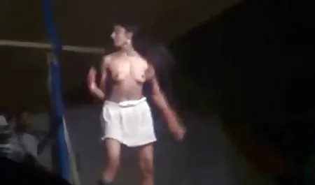 Потрясающее черное дерево берет белый член в ее заднице